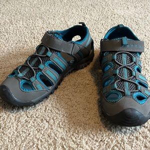 Hiking shoes Size 39, never worn
